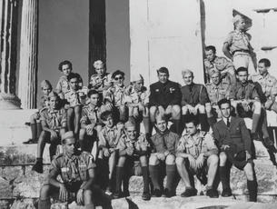 45. oddíl na Akropoli – Řecko, 1938; Pavel je<br>ten nejmenší zcela vlevo nahoře s lodičkou na<br>hlavě | foto: Archiv Junáka, Skautský institut