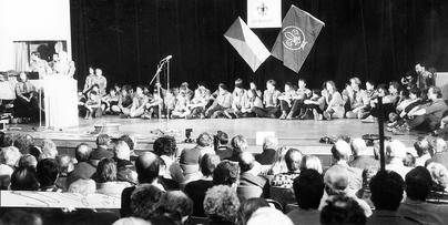 Slavnostní setkání Junáka po dvaceti letech v pražské Městské<br> knihovně, 2. 12. 1989 | foto: archiv Ondřeje Přerovského