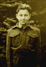 Dvanáctiletý nováček<br> ve vojenském battledressu |<br> foto: archiv Adolfa Sochera