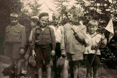 Vlčata na brigádě při sběru lesních<br>plodů | foto: archiv Adolfa Sochera
