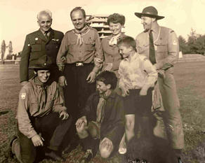 Organizátoři Svojsíkova závodu s náčelníkem<br> Junáka Rudolfem Plajnerem; br. Dolfi stojící<br> v klobouku | foto: archiv Adolfa Sochera